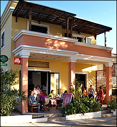 Marathonas Beach, Akrogialia caf&eacute;