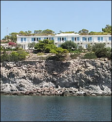 Kavos Bay Hotel - budget accommodation - Aghia Marina - Aegina island - Greece
